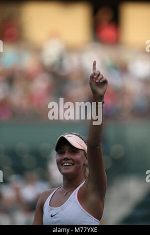 INDIAN WELLS, CA - 08 Marzo: Sofya Zhuk di Russia celebra la sua prima vittoria durante il BNP Paribas Open a Indian Wells Tennis Garden il 8 marzo 2018 in Indian Wells, California. Credito: Mauricio Paiz/Alamy Live News Foto Stock