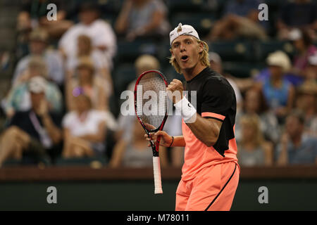 INDIAN WELLS, CA - 08 Marzo: Denis Shapovalov delle pompe in Canada il suo primo durante il BNP Paribas Open a Indian Wells Tennis Garden il 8 marzo 2018 in Indian Wells, California. Credito: Mauricio Paiz/Alamy Live News Foto Stock