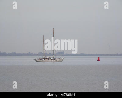 Sheerness, Kent, Regno Unito. 9 Marzo, 2018. Regno Unito Meteo: un nuvoloso con calma la mattina in Sheerness. Il Belgio twin masted yacht 'Zenobe grammo' (lunghezza: 29m). Credito: James Bell/Alamy Live News Foto Stock