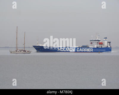 Sheerness, Kent, Regno Unito. 9 Marzo, 2018. Regno Unito Meteo: un nuvoloso con calma la mattina in Sheerness. Il Belgio twin masted yacht 'Zenobe grammo' (lunghezza: 29m) con l'operatore cargo 'Shipper' in background. Credito: James Bell/Alamy Live News Foto Stock