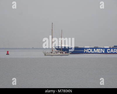 Sheerness, Kent, Regno Unito. 9 Marzo, 2018. Regno Unito Meteo: un nuvoloso con calma la mattina in Sheerness. Il Belgio twin masted yacht 'Zenobe grammo' (lunghezza: 29m) con l'operatore cargo 'Shipper' in background. Credito: James Bell/Alamy Live News Foto Stock