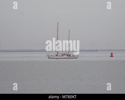 Sheerness, Kent, Regno Unito. 9 Marzo, 2018. Regno Unito Meteo: un nuvoloso con calma la mattina in Sheerness. Il Belgio twin masted yacht 'Zenobe grammo' (lunghezza: 29m). Credito: James Bell/Alamy Live News Foto Stock