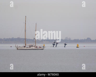 Sheerness, Kent, Regno Unito. 9 Marzo, 2018. Regno Unito Meteo: un nuvoloso con calma la mattina in Sheerness. Il Belgio twin masted yacht 'Zenobe grammo' (lunghezza: 29m) passa il relitto del SS Richard Montgomery nell'estuario del Tamigi. Credito: James Bell/Alamy Live News Foto Stock