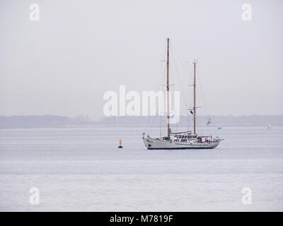 Sheerness, Kent, Regno Unito. 9 Marzo, 2018. Regno Unito Meteo: un nuvoloso con calma la mattina in Sheerness. Il Belgio twin masted yacht 'Zenobe grammo' (lunghezza: 29m). L'Addestramento alla vela di nave Zenobe grammo è stato originariamente concepito come una ricerca oceanografica nave da parte dell'architetto navale van Dijck e fu costruito nel 1961 presso l'ex Boel i cantieri di Temse, Belgio. Ella è chiamato dopo lo scienziato Zenobe grammo, l'inventore del primo dinamo industriale (1869). Credito: James Bell/Alamy Live News Foto Stock