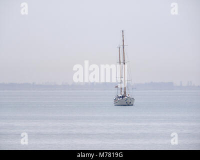 Sheerness, Kent, Regno Unito. 9 Marzo, 2018. Regno Unito Meteo: un nuvoloso con calma la mattina in Sheerness. Il Belgio twin masted yacht 'Zenobe grammo' (lunghezza: 29m). L'Addestramento alla vela di nave Zenobe grammo è stato originariamente concepito come una ricerca oceanografica nave da parte dell'architetto navale van Dijck e fu costruito nel 1961 presso l'ex Boel i cantieri di Temse, Belgio. Ella è chiamato dopo lo scienziato Zenobe grammo, l'inventore del primo dinamo industriale (1869). Credito: James Bell/Alamy Live News Foto Stock