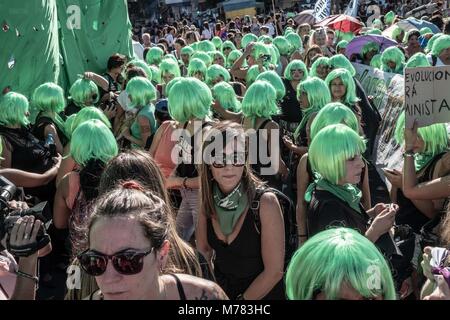 Buenos Aires, Buenos Aires, Argentina. 8 Mar, 2018. Le donne indossando parrucche verde durante il mese di marzo. Più di 500.000 persone hanno camminato la capitale argentina le strade per la Giornata internazionale della donna. Credito: Gabriele Orlini/ZUMA filo/Alamy Live News Foto Stock