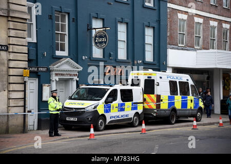 Salisbury, Regno Unito. 9 Marzo, 2018. La polizia di guardia Ristorante Zizzi, Salisbury, UK Credit: Finnbarr Webster/Alamy Live News Foto Stock