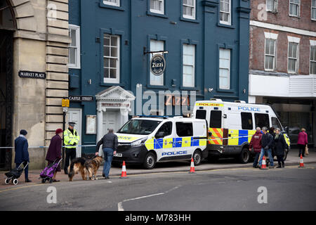 Salisbury, Regno Unito. 9 Marzo, 2018. La polizia di guardia Ristorante Zizzi, Salisbury, UK Credit: Finnbarr Webster/Alamy Live News Foto Stock