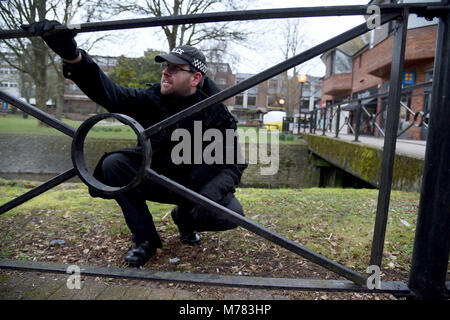 Salisbury, Regno Unito. 9 Marzo, 2018. Di polizia di sicurezza controllare, Salisbury, UK Credit: Finnbarr Webster/Alamy Live News Foto Stock