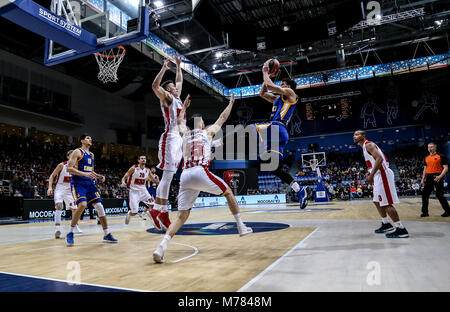 8 marzo 2018 - Mosca, Moscow Region, Russia - Anthony Gill, #13 di Mosca Khimki va per un colpo contro Armani Milano difensori #15 Kaleb Tarczewski e #45 Dairis Bertrans durante il 2017/2018 Turkish Airlines Eurolega Regular Season Round 25 gioco tra Mosca Khimki e AX Armani Exchange Olimpia Milano. AX Armani Exchange Olimpia Milano ha vinto 77-86 sulla strada sopra Khimki Regione di Mosca a Arena Mytishchi. (Credito Immagine: © Nicholas Muller/SOPA immagini via ZUMA filo) Foto Stock