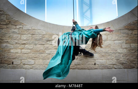 Oxford, Regno Unito. 9 Mar, 2018. Dancin' Oxford gravità & levità scala la facciata di Oxford è di nuovo Westgate Shopping Center in anteprima delle loro esecuzioni per Dancin'Oxford questo fine settimana. ( 10 Marzo 2018 al 11 marzo 2018. Sabato 12pm, 1.30pm, 3pm Domenica 12.30, 2pm) Richard Cave 09.03.18 Credito: TCC/Alamy Live News Foto Stock