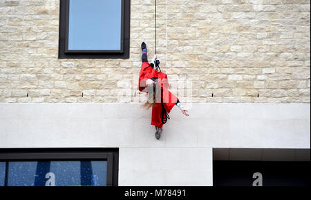 Oxford, Regno Unito. 9 Mar, 2018. Dancin' Oxford gravità & levità scala la facciata di Oxford è di nuovo Westgate Shopping Center in anteprima delle loro esecuzioni per Dancin'Oxford questo fine settimana. ( 10 Marzo 2018 al 11 marzo 2018. Sabato 12pm, 1.30pm, 3pm Domenica 12.30, 2pm) Richard Cave 09.03.18 Credito: TCC/Alamy Live News Foto Stock