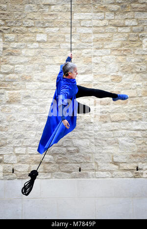 Oxford, Regno Unito. 9 Mar, 2018. Dancin' Oxford gravità & levità scala la facciata di Oxford è di nuovo Westgate Shopping Center in anteprima delle loro esecuzioni per Dancin'Oxford questo fine settimana. ( 10 Marzo 2018 al 11 marzo 2018. Sabato 12pm, 1.30pm, 3pm Domenica 12.30, 2pm) Richard Cave 09.03.18 Credito: TCC/Alamy Live News Foto Stock