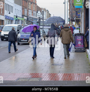 Meteo, Bridport, Inghilterra, Regno Unito venerdì 9 marzo 2018. Pioggia in Bridport come gli amanti dello shopping a piedi giù egli High Street, rifugiandosi dalla pioggerella sotto i loro ombrelli. Il noioso e condizioni di bagnato sono impostati per continuare per tutto il weekend con qualche miglioramento atteso da Lunedì. Foto Stock