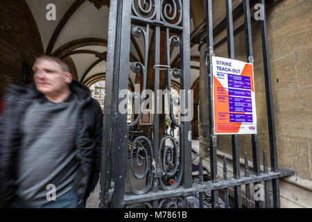 Cambridge, Regno Unito. 9 Mar 2018. Poster sulla porta d'ingresso a Downing sito dell'università di Cambridge per dare informazioni dai docenti' union (UCU - Università e college unione) circa la loro azione stike quel mese. Credito: Michael Foley/Alamy Live News Foto Stock