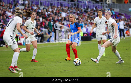 Orlando, Florida, Stati Uniti d'America. 7 Mar, 2018. Francia centrocampista Amandine Henry (6) passa la palla tra quattro giocatori tedeschi durante la seconda metà della coppa SheBelieves donna partita di calcio tra il tedesco della Nazionale femminile e il francese Nazionale Femminile presso la città di Orlando Stadium di Orlando, Florida. La Francia ha vinto 3-0. Credito: Mario Houben/ZUMA filo/Alamy Live News Foto Stock