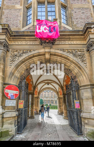 Cambridge, Regno Unito. 9 Mar 2018. Banner e poster all'ingresso del Downing sito dell'università di Cambridge per dare informazioni dai docenti' union (UCU - Università e college unione) a circa la loro azione stike quel mese. Credito: Michael Foley/Alamy Live News Foto Stock