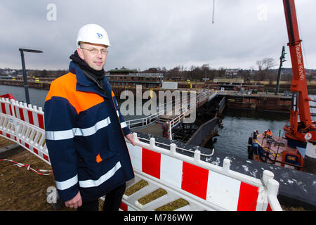 09 marzo 2018, Germania, Kiel: Matthias Visser, responsabile del reparto per il funzionamento e la manutenzione del canale di Kiel, in piedi di fronte ad un sito in costruzione a paratoie in Holtenau. Una nave portacontainer si sono scontrate con il lato anteriore della paratoie il 19 febbraio 2018. Foto: Frank Molter/dpa Foto Stock