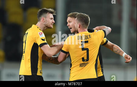 09 marzo 2018, Germania, Dresden: 2° divisione della Bundesliga, Dynamo Dresden vs 1. FC Heidenheim, DDV stadium: Dresda i giocatori di celebrare il 2-1 obiettivo. (EMBARGO CONDIZIONI - ATTENZIONE: grazie alle linee guida di accreditamento, il DFL consente solo la pubblicazione e utilizzazione di fino a 15 immagini per corrispondenza su internet e nei contenuti multimediali in linea durante la partita.) Foto: Monika Skolimowska/dpa-Zentralbild/dpa Foto Stock