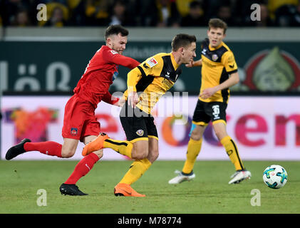 09 marzo 2018, Germania, Dresden: 2° divisione della Bundesliga, Dynamo Dresden vs 1. FC Heidenheim, DDV stadium: Dresda Sascha Horvath (C) da Austria e Heidenheim's Denis Thomalla (L) si contendono la palla. (EMBARGO CONDIZIONI - ATTENZIONE: grazie alle linee guida di accreditamento, il DFL consente solo la pubblicazione e utilizzazione di fino a 15 immagini per corrispondenza su internet e nei contenuti multimediali in linea durante la partita.) Foto: Monika Skolimowska/dpa-Zentralbild/dpa - WICHTIGER HINWEIS: Aufgrund der Akkreditierungsbestimmungen der DFL ist die Publikation und Weiterverwertung im Internet und in Online-Me Foto Stock