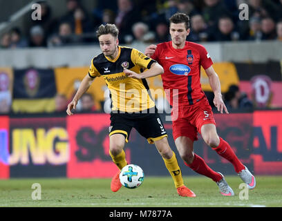 09 marzo 2018, Germania, Dresden: 2° divisione della Bundesliga, Dynamo Dresden vs 1. FC Heidenheim, DDV stadium: Dresda Roeser Lucas (L) e Heidenheim's Mathias Wittek si contendono la palla. (EMBARGO CONDIZIONI - ATTENZIONE: grazie alle linee guida di accreditamento, il DFL consente solo la pubblicazione e utilizzazione di fino a 15 immagini per corrispondenza su internet e nei contenuti multimediali in linea durante la partita.) Foto: Monika Skolimowska/dpa-Zentralbild/dpa - WICHTIGER HINWEIS: Aufgrund der Akkreditierungsbestimmungen der DFL ist die Publikation und Weiterverwertung im Internet und in Online-Medien während des Sp Foto Stock