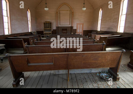 L'interno di un abbandonato Chiesa Metodista di Ghost Town Bodie, in Bodie State Historic Park, CA USA Foto Stock