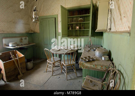 All'interno della cucina della casa di Miller nella città fantasma Bodie, in Bodie State Historic Park, CA USA Foto Stock