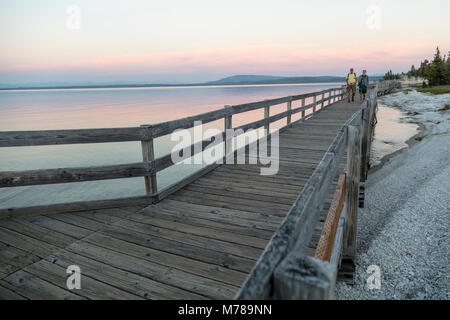 Godendo di un tramonto vicino al grande cono in West Thumb Geyser. Foto Stock