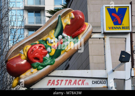 Segno per l'iconico 'Chicago Style' hot dog alla Fast Track all'ombra del treno L sul lago Street ad ovest del centro cittadino di Chicago. Foto Stock