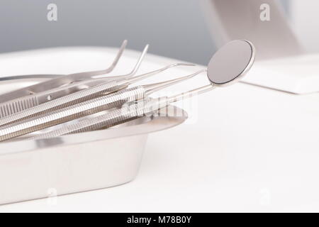 Set di stomatologia strumenti per l'uso da parte di dentisti, moderno studio dentistico Foto Stock