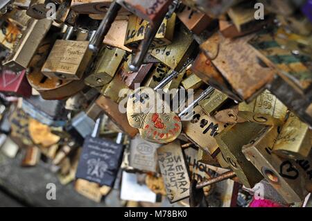 Parigi, Francia, 05/05/2015, il famoso amore lucchetti, che recentemente sono state rimosse dal Pont des Arts, ponte sul fiume Senna. Foto Stock