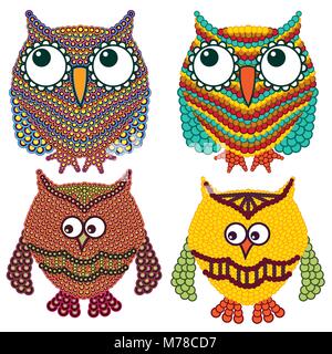 Set di quattro divertenti gufi ornati con cerchi isolato su uno sfondo bianco, illustrazione vettoriale Illustrazione Vettoriale