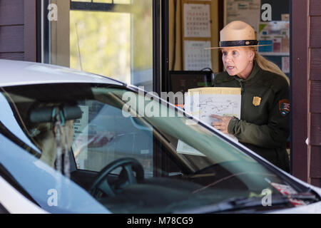 Ranger Maria a lavorare presso la stazione di ingresso (2). Foto Stock