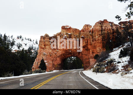 Un piccolo tunnel ad arco nella Red Canyon dello Utah. Foto Stock