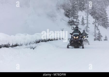 Viaggiatori con motoslitta vicino berillo la molla. Foto Stock