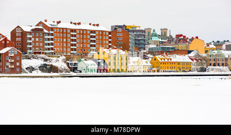 Karlskrona, Svezia - 4 Marzo 2018: documentario della vita quotidiana e l'ambiente. Borgmastarekajen sull isola Trosso su una giornata invernale vista dal mare. Foto Stock