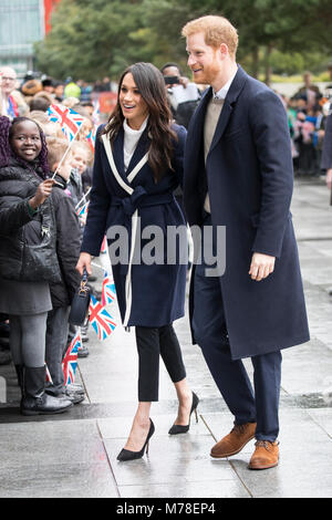 8 marzo 2018 Birmingham Regno Unito Gran Bretagna il principe Harry e Meghan Markle soddisfare la folla a Birmingham in una passeggiata di circa. Foto Stock