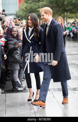 8 marzo 2018 Birmingham Regno Unito Gran Bretagna il principe Harry e Meghan Markle soddisfare la folla a Birmingham in una passeggiata di circa. Foto Stock