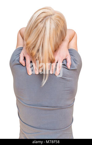 Indietro ritratto di donna bionda toccando torna con due mani. Vista posteriore ritagliata su sfondo bianco. Foto Stock