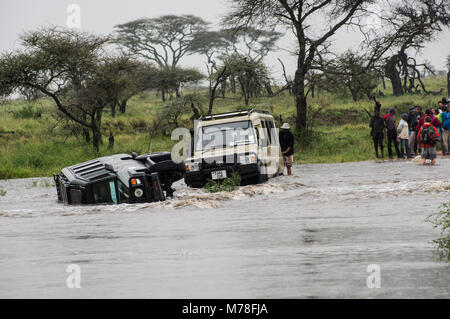 Pericoloso lavato fuori strada nel Serengeti conduce a uno rovesciato SUV e uno bloccato, Windows ha dovuto essere interrotto per consentire ai turisti di salita Foto Stock