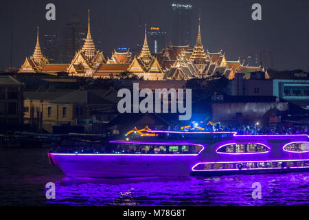 Una crociera con cena di fronte al Palazzo Reale e Wat Phra Kaew presso il fiume Chao Phraya nella città di Bangkok in Thailandia. Thailandia, Bangkok, Novemb Foto Stock