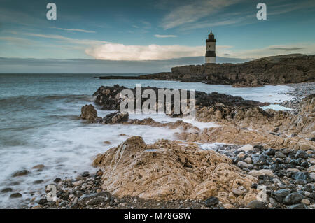 La Bassa marea a Trwyn Du lighhouse al punto Penmon in Anglesey, Galles del Nord. Foto Stock