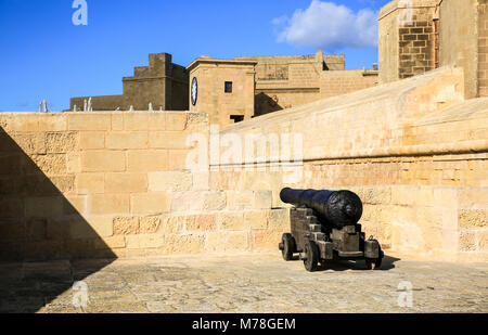 Un cannone dentro le mura dell'antica cittadella di Gozo Foto Stock