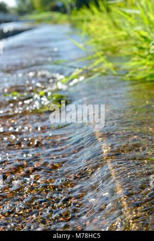 Cascate di acqua su Aplins weir dopo la tempesta e la pioggia pesante, Aplins weir, Townsville, Queensland, Australia Foto Stock