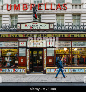 London, Regno Unito - Mar 6, 2018: una fetta di Londra nel periodo Vittoriano è prospera di Oxford Street, Londra con James Smith and Sons Ombrello Shop Foto Stock