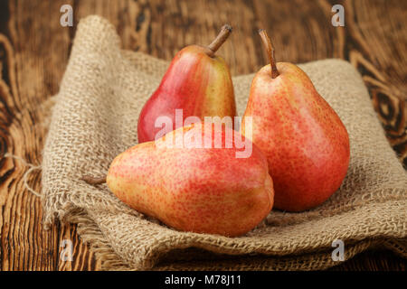 Ripe juicy rosso organico pere sul tavolo di legno. Messa a fuoco selettiva Foto Stock