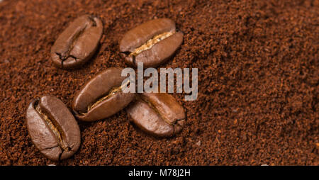 Caffè in grani e macinato di caffè vicino. Messa a fuoco selettiva Foto Stock