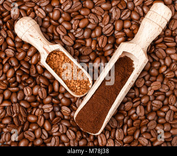 Caffè in grani, macinato e caffè istantaneo. Messa a fuoco selettiva Foto Stock