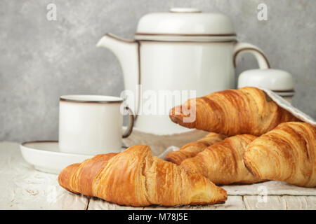 Cornetti freschi per la prima colazione. Messa a fuoco selettiva Foto Stock