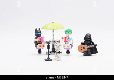 Lego Storm Trooper cantando con Darth Vader di suonare la chitarra di fronte joker e Batman. Foto Stock